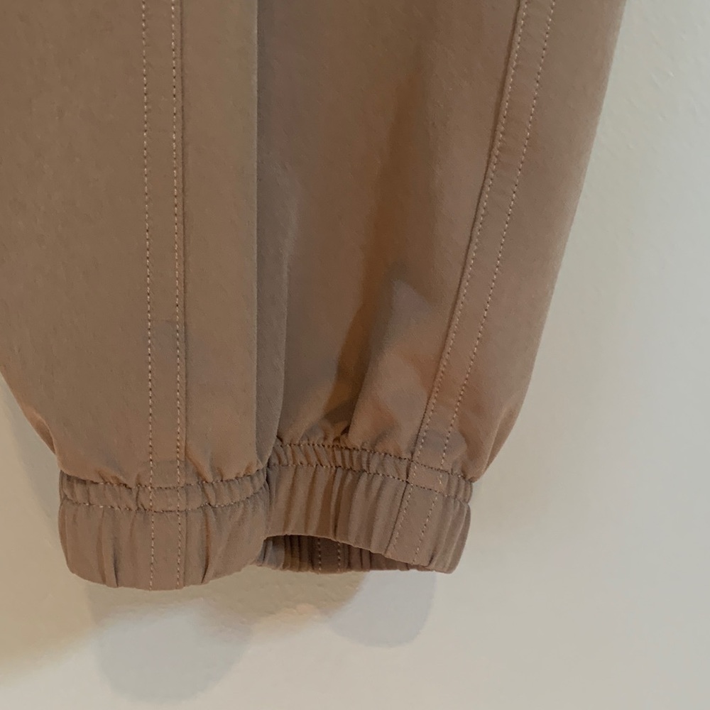 SPANX Woman’s Tan Cargo Pants Like New - Picture 6 of 9